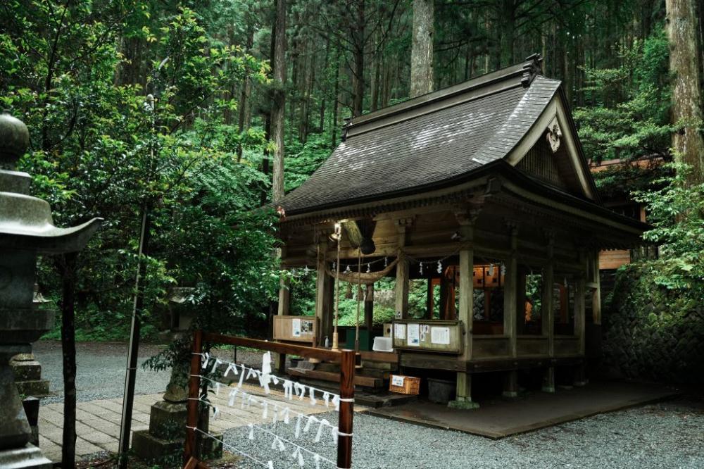 色見熊野座神社這座彷彿被時間遺忘在森林中的神社