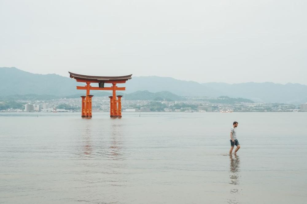 廣島與宮島，一邊承載著戰爭留下的傷痕與和平祈願，一邊保留瀨戶內海緩慢而閒適的島嶼節奏
