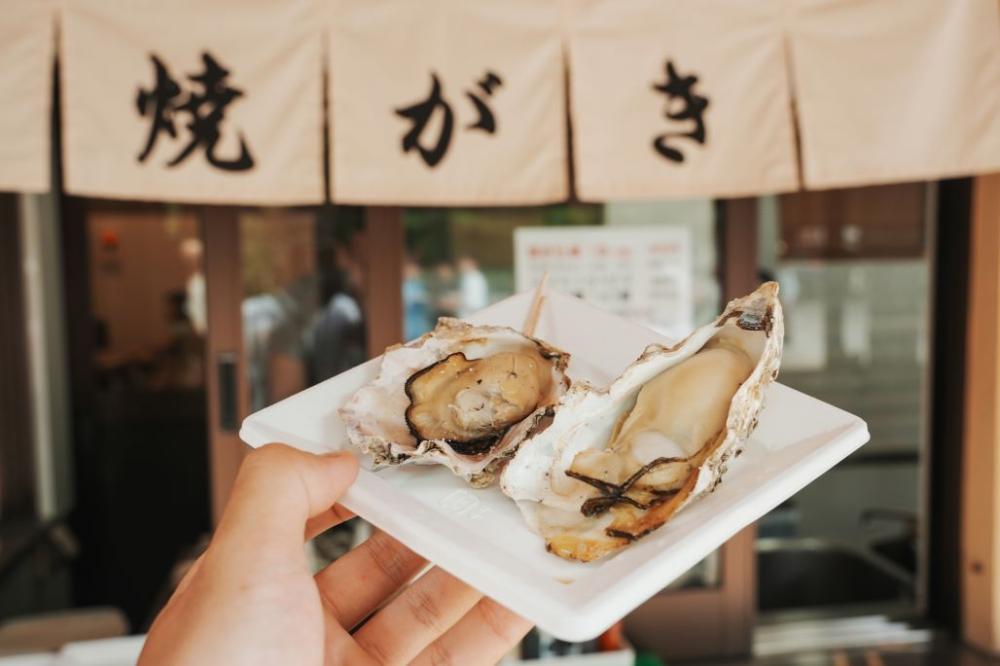 位在瀨戶內海周邊，各式海鮮如烤牡蠣或星鰻飯（穴子飯）都甘甜無比
