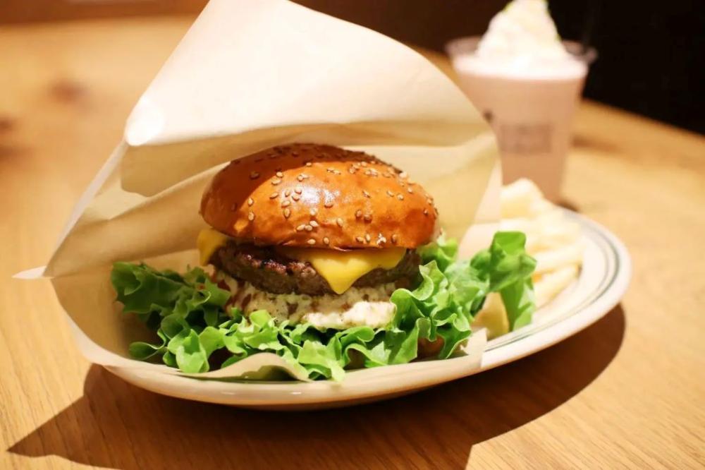 8.「但馬牛漢堡店 Kinosaki Burger」但馬牛肉排油脂豐富、口感柔軟、肉香四溢，滿足味蕾