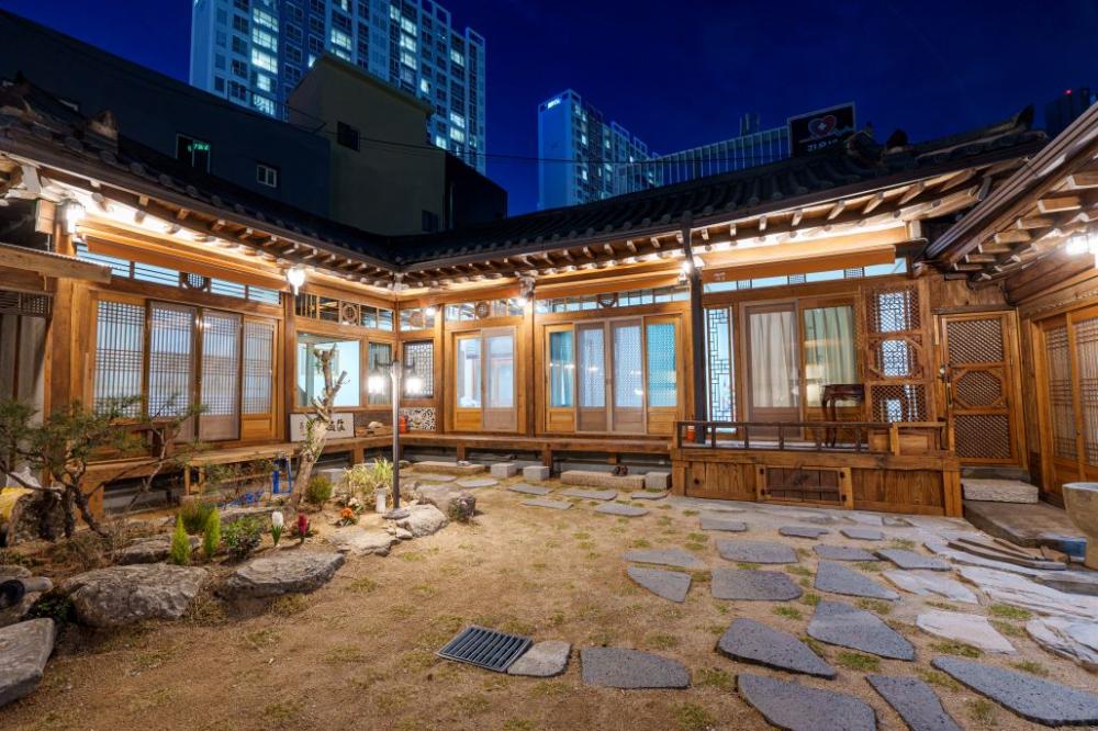 4-1.韓國「大邱」這座城市融合古老教堂、公園綠地與美食文化，相當適合步行探索。（圖片由 Booki