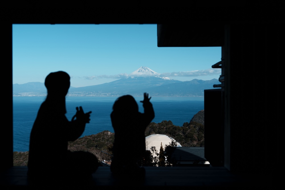 帶著妻子和孩子來到伊豆半島與富士山腳下，找回了最初愛上山海的悸動。