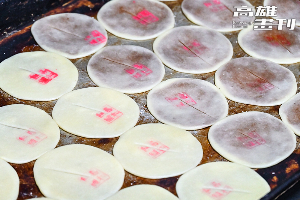郭進福解釋，純手工製作的白香餅原型其實是臺南椪餅，為了讓討海人攜帶方便，當年改良作法與配方，才有後來