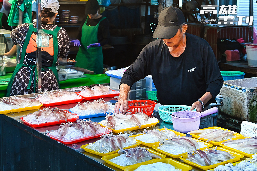 興達港觀光漁市販賣著各式「現撈仔」漁獲，鮮魚、活蝦、貝類及活蟹等，真正的尚青。（攝影/Carter）