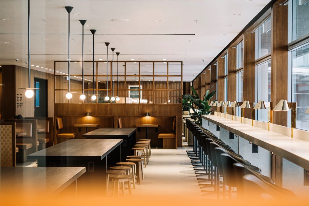 The Bridge Lounge 設有左右兩區域，左方區域提供中式佳餚；而右方區域則以國際美食為主