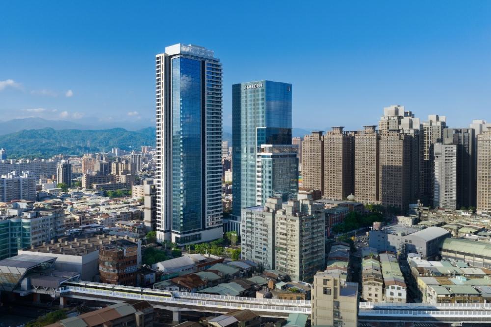 台北板橋馥華艾美酒店坐落於新北市板橋核心商業區，鄰近匯集高鐵、台鐵及捷運的板橋車站交通樞紐，交通非常