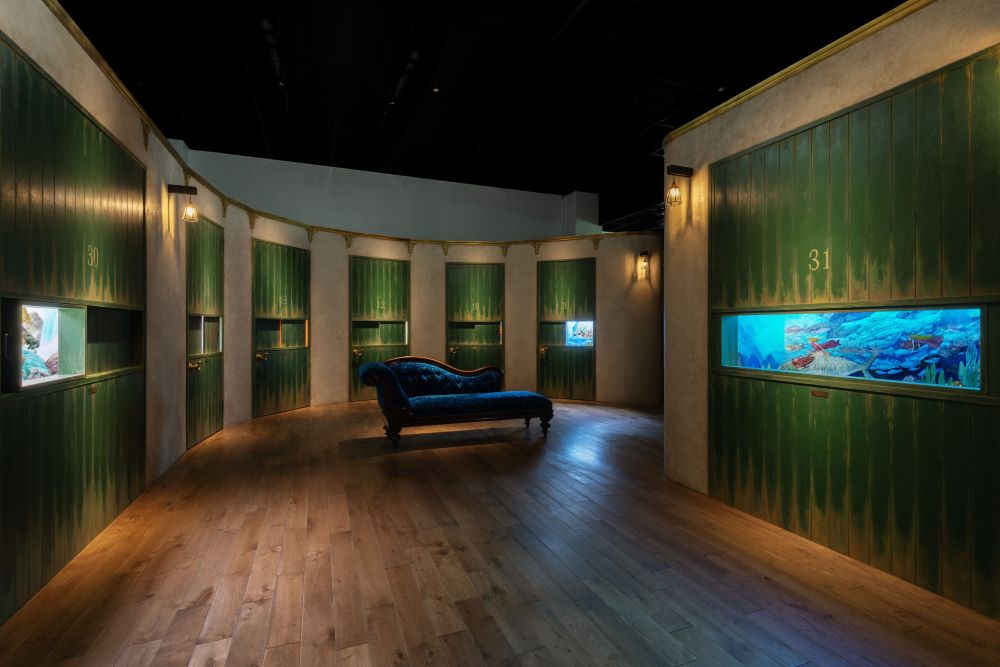 「全景盒展」會場設計以《蒼鷺與少年》中的「時間迴廊」為靈感，牆上窗口拉開即可往內窺探© Studio