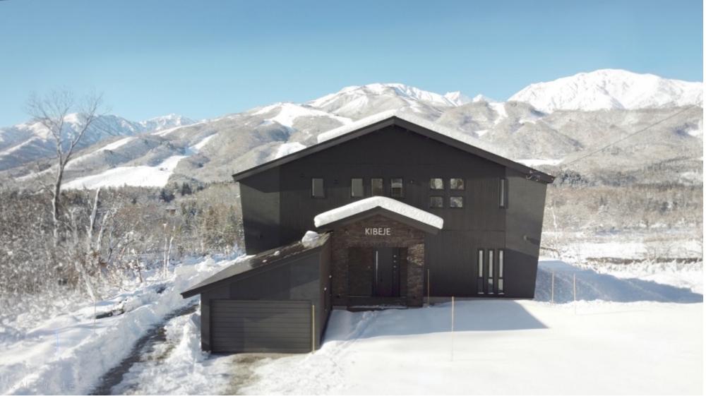 佇立於雪地間的獨棟度假木屋KIBEJE Hakuba，距離知名滑雪場僅數分鐘的路程，滑雪住宿的最佳選擇。