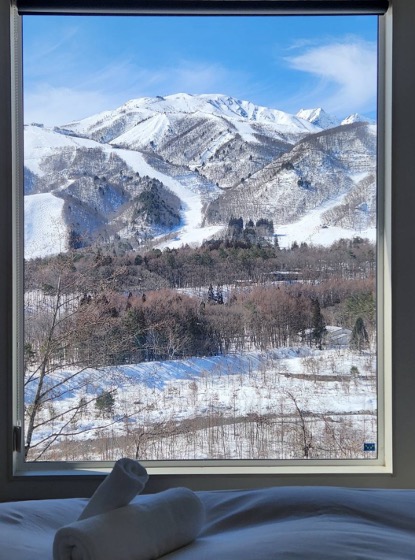 窗外就是白馬村無與倫比的冬季美景，即使不滑雪也能擁有難得的浮生半日閒。