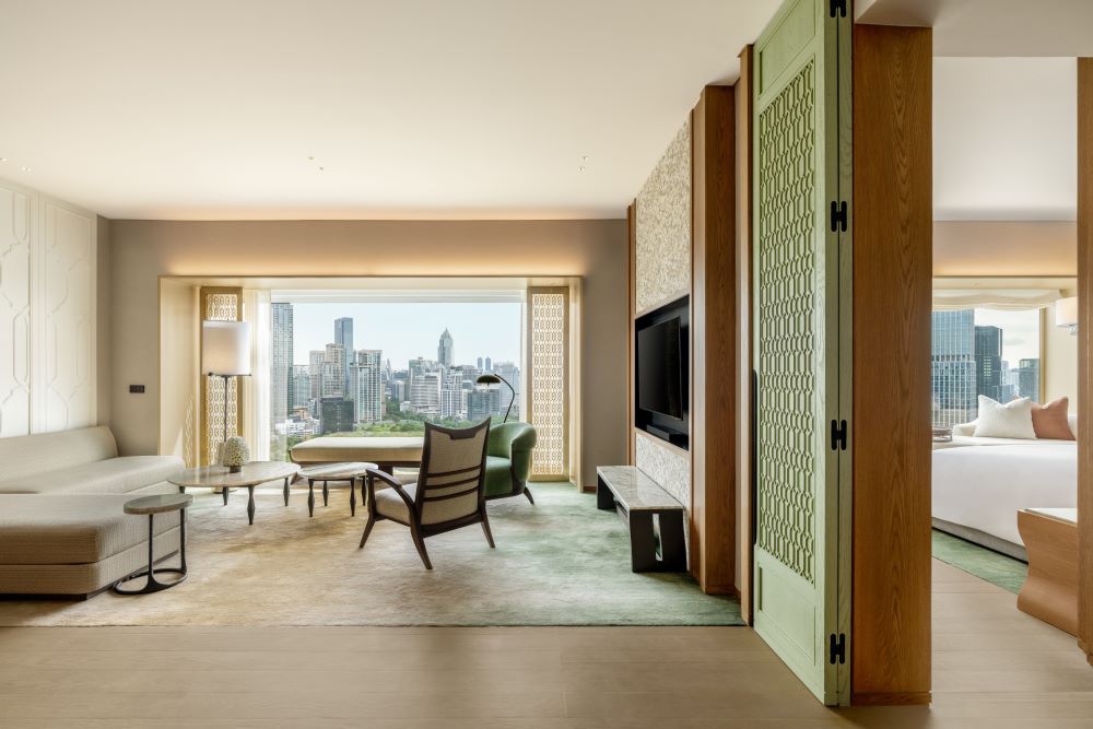 圖說：曼谷都喜天麗酒店 Club Suite 設有寬敞舒適的起居空間，結合現代設計與泰式優雅風格，打造自在愜意的住宿體驗。