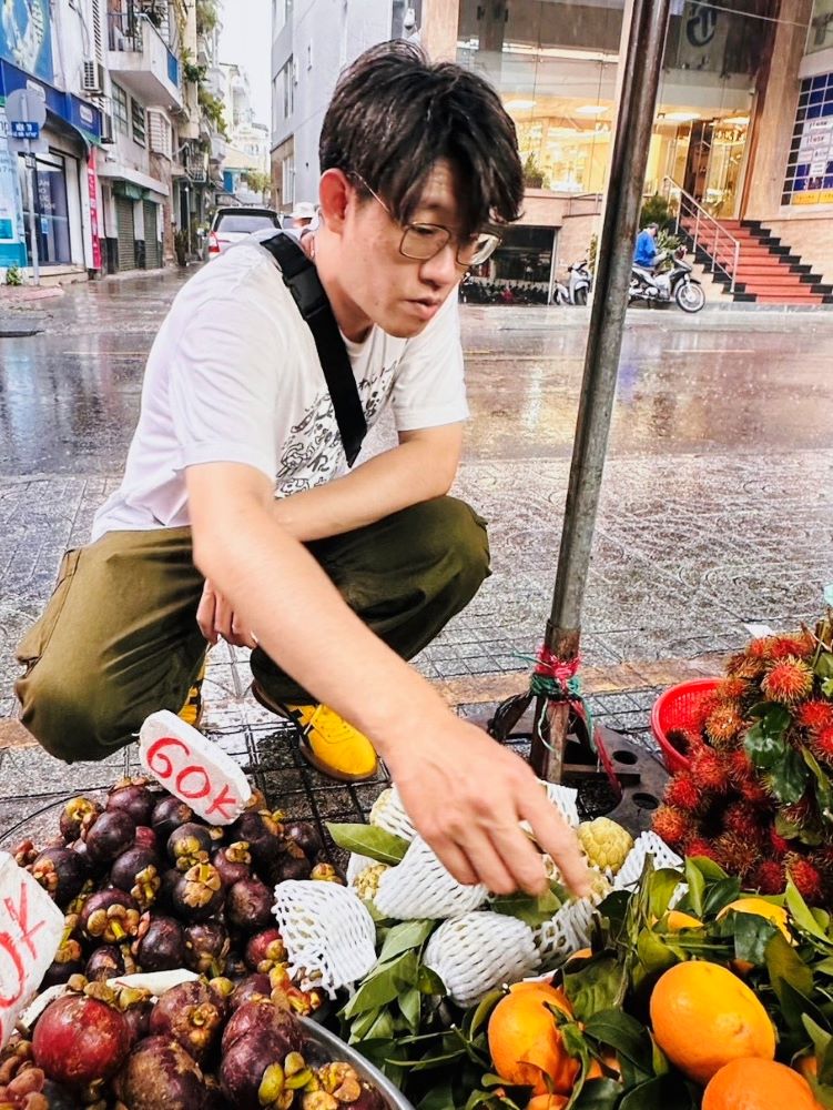 007 台南Project Cola 可樂計劃首度快閃胡志明市＿品牌創辦人Ben 在越南傳統市場挑選水果與香料準備親自熬製手工可樂
