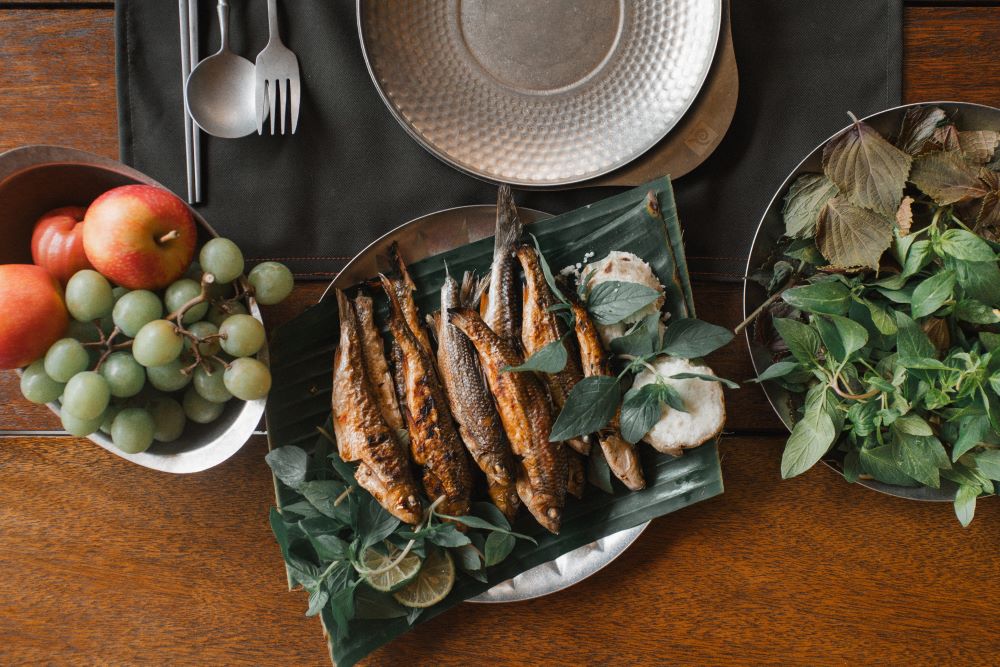 每日包含在 Origin 餐廳享用三餐「From Forest to Table」料理，食材取自野生採集香草、河魚與季節性農產，將越南中部風土轉譯成餐桌上的風景。