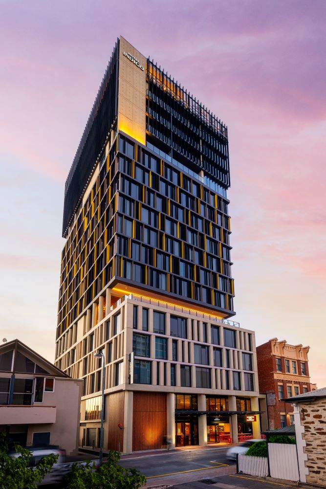 Hotel Indigo Adelaide Markets 和那些坐落在大馬路上的飯店不同，它隱身在中央市場對面的小巷弄內，反而成為飯店極具魅力的一部分。