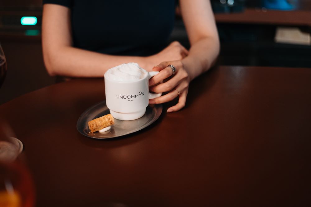 將熟悉的亞洲早餐風味幽默入酒，「Espresso Cuptini 大人的肉鬆拿禮」