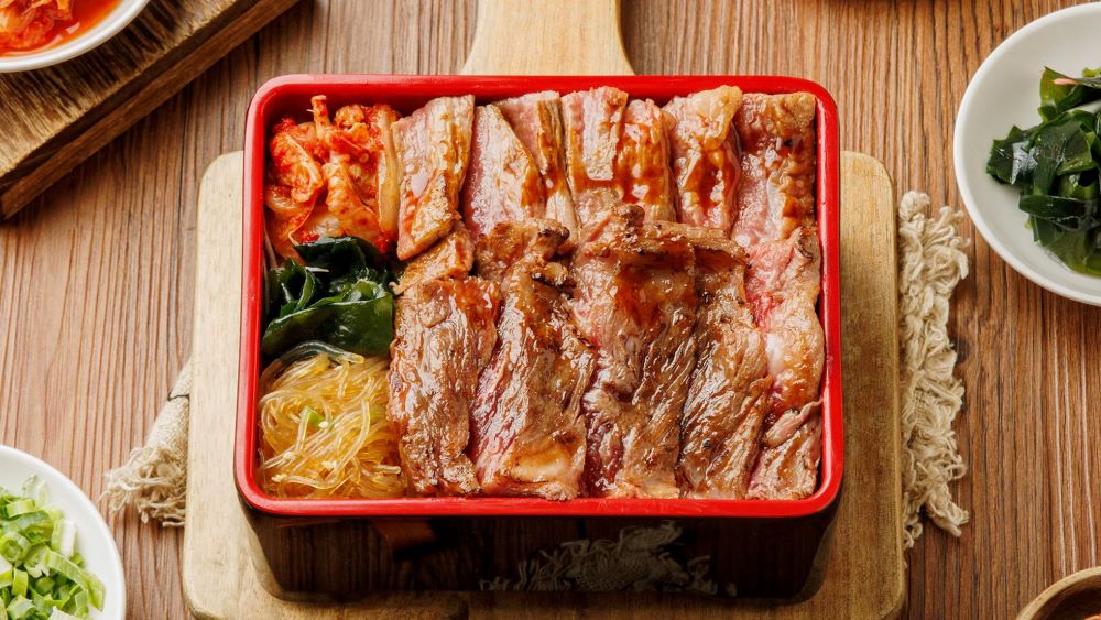 選用每頭牛約只有兩公斤的嫩肩板腱，推出肉食男女最愛的炭燒板腱重