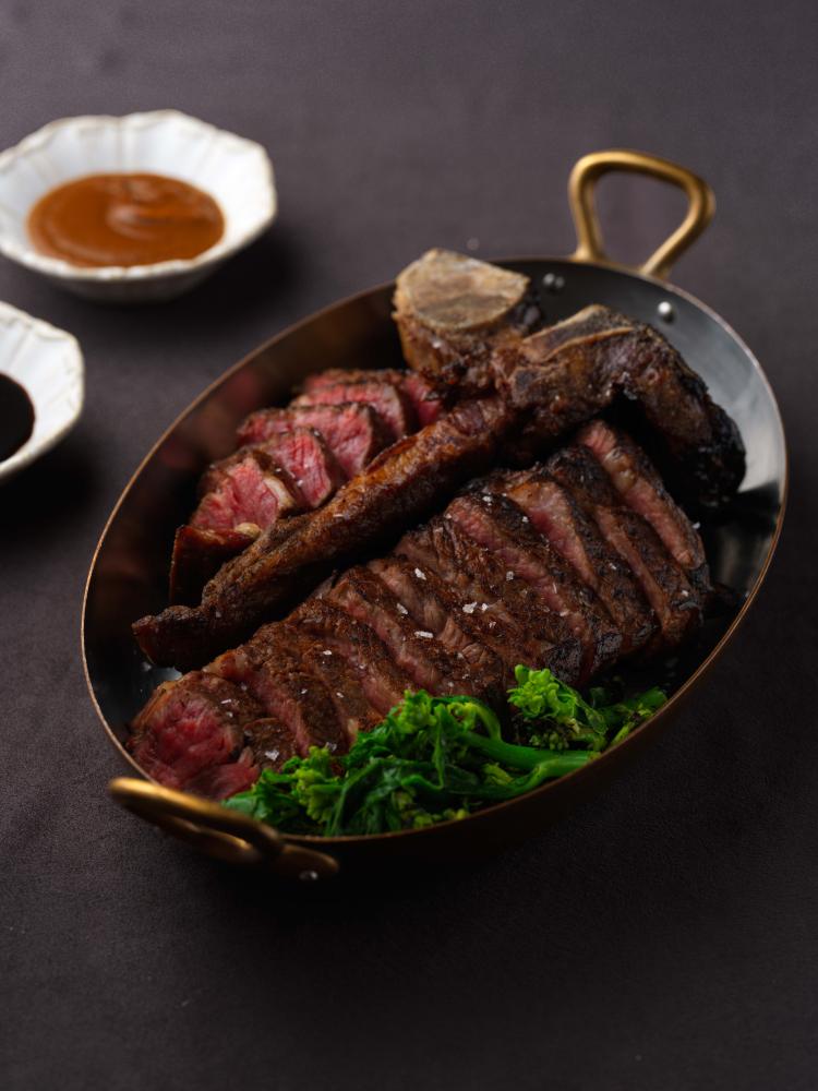AURA Bar & Grill 50盎司ICON澳洲M9黑毛和牛帶骨戰斧肋眼