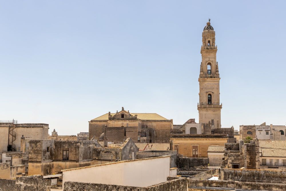 圖說： 萊切宮殿 1880 緹沃麗酒店（Tivoli Palazzo Lecce 1880）奢華套房附設專屬陽台，賓客可於私密空間盡攬南義古城的迷人景致與歷史風采