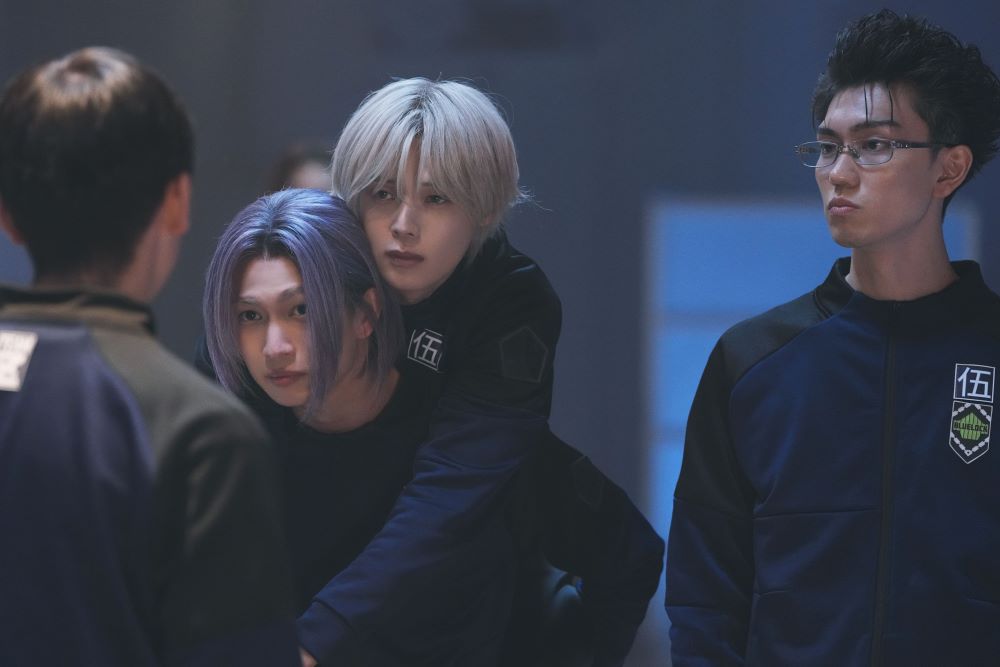 「&TEAM」成員K（中）在《藍色監獄》片中飾演凡事嫌麻煩的「凪誠士郎」，被綱啓永（左）飾演的「御影玲王」發掘驚人的足球天份而成為好友，右為飾演「劍城斬鐵」的樋口幸平ｍ