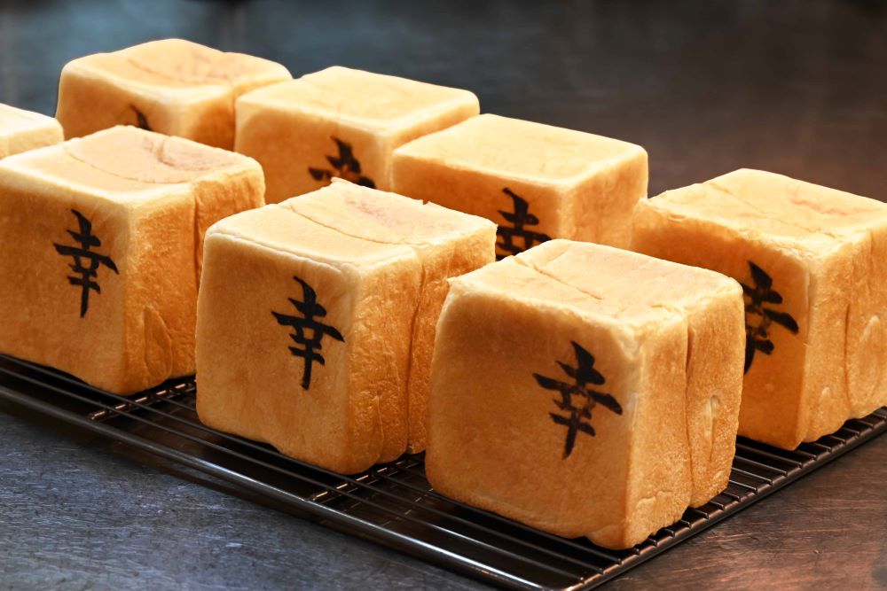 人氣商品「幸福生吐司」質地柔軟濕潤，散發自然奶香與麥香。