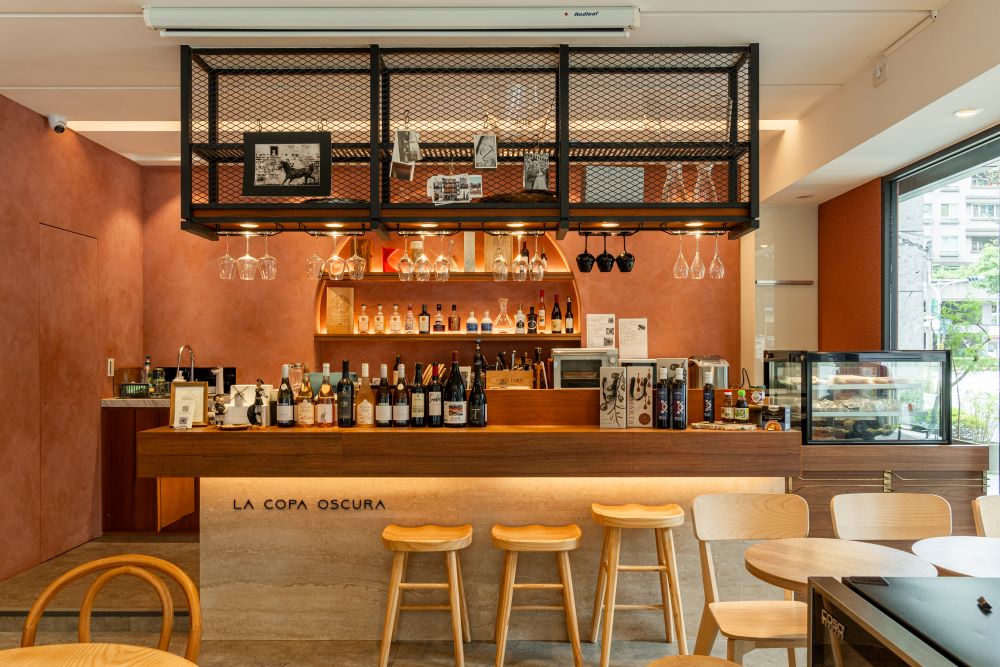 深杯子全新概念店 La Copa Vinoteca 林口店店內吧台