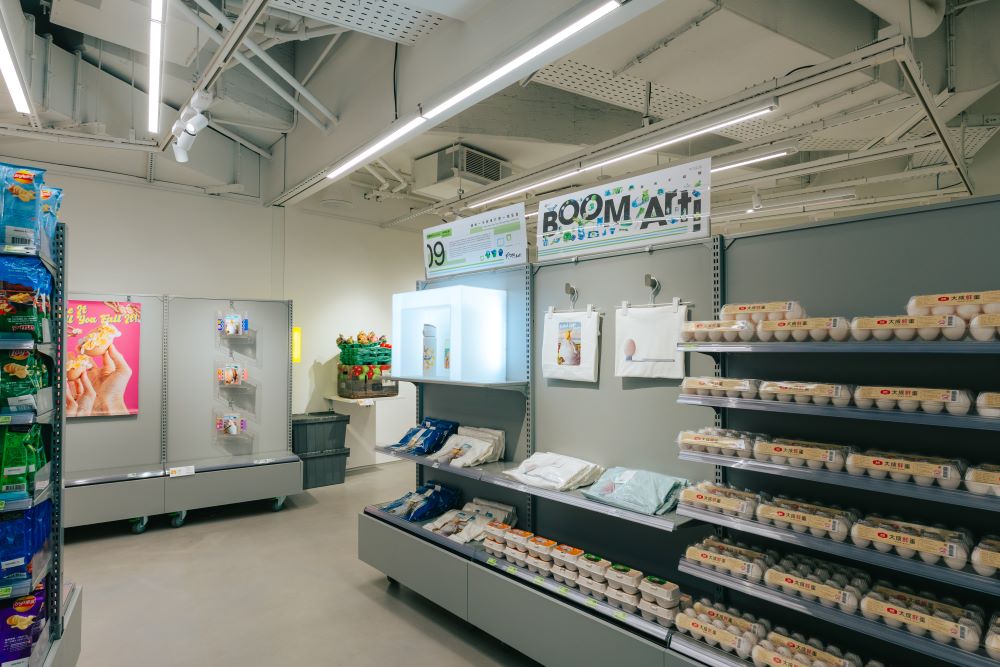 04 勤美術館 葉姵萱《完蛋_刷牙時間道》巧妙融合全家便利商店的蛋品販售，搭配藝術家連名商品，邀請民眾逛展也消費