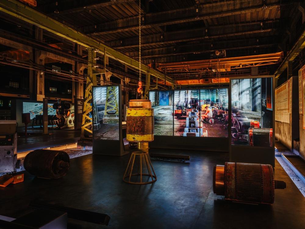 柴電工場內的電樞檢修與保養展示，透過實體機具與影像呈現鐵道技術。照片提供：當若科技藝術。