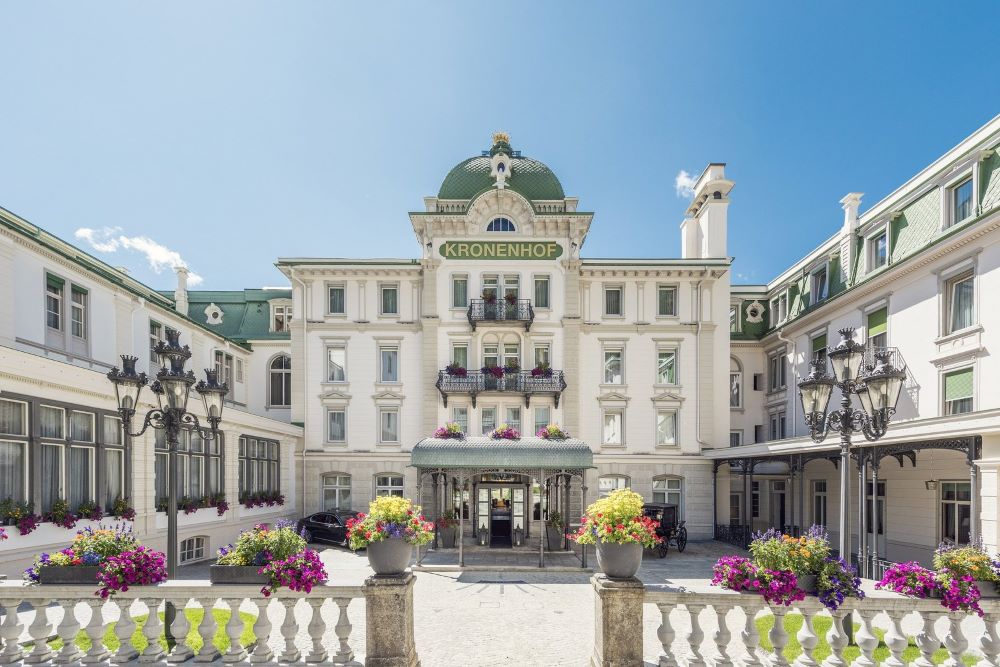 exterior-view © Grand Hotel Kronenhof Pontersina