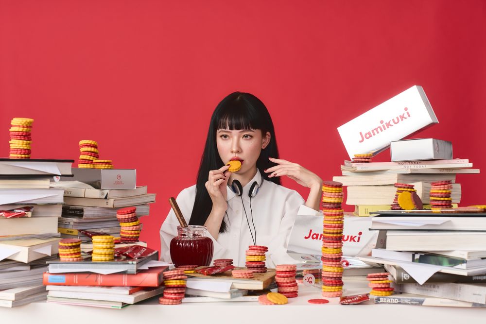 Jamikuki品牌時髦形象視覺照（模特兒與餅乾、禮盒的情境展示）