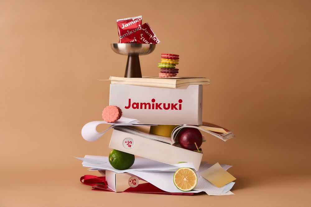 Jamikuki中秋禮盒外盒情境照（白色外盒搭配新鮮水果與餅乾堆疊主視覺）