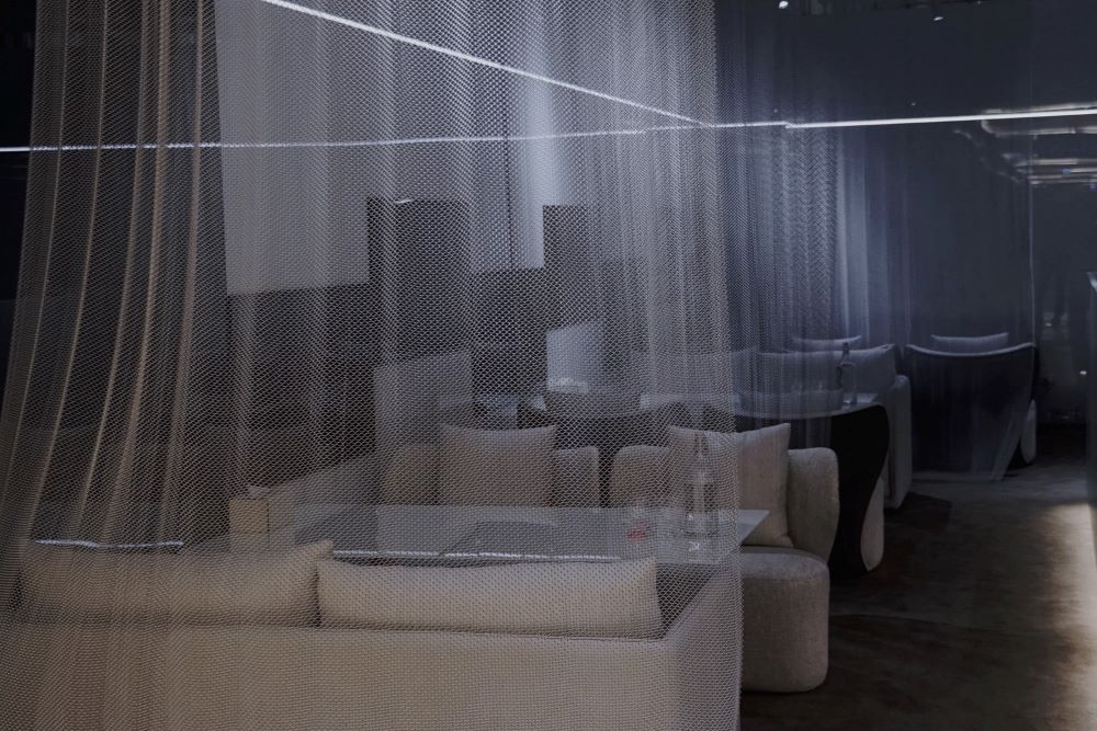 圖片二 KA COFFEE LOUNGE 以銀灰色金屬垂簾劃分出若隱若現的半通透空間