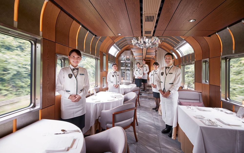 2017年，JR東日本推出豪華郵輪式列車「TRAIN SUITE 四季島」