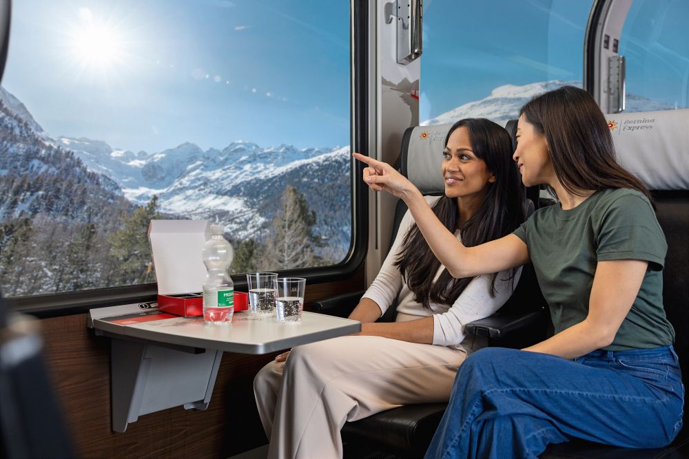 相較於現代 Bernina Express 以大片全景窗為特色，Pullman Class 將焦點從「看見多少風景」延伸至「如何經歷這段旅程」。