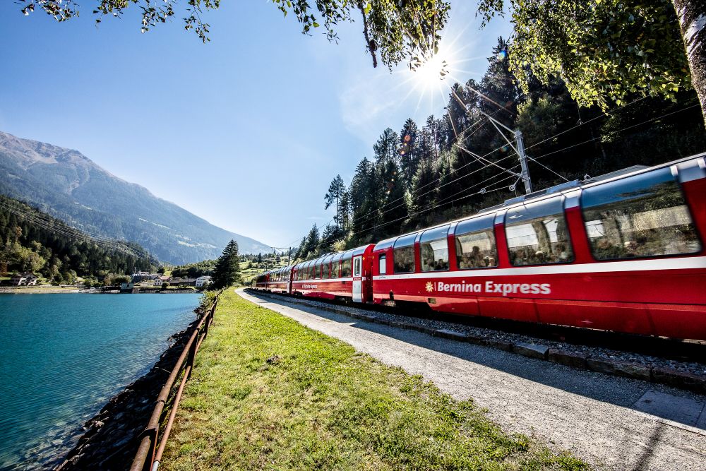 抵達蒂拉諾後，若於適合季節旅行，還可轉乘 Bernina Express Bus，穿越義大利北部前往瑞士盧加諾（Lugano），讓旅程從阿爾卑斯山岳一路延伸至湖區。