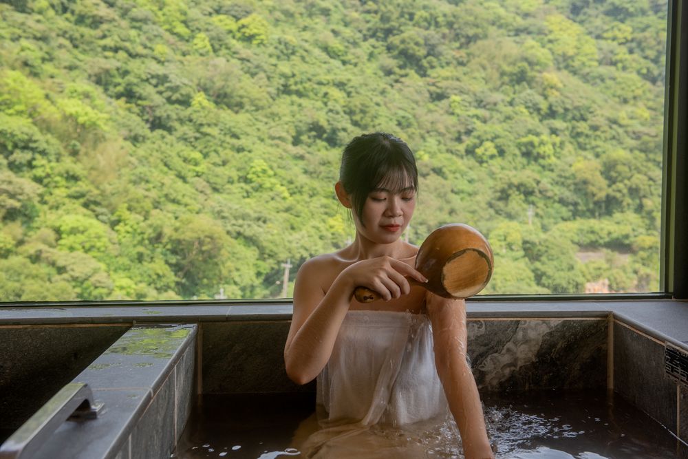 每房皆擁的國際級黃金雙湯迎接著旅人的到來，泉質因富含碳酸與鐵質，媲美日本有馬溫泉