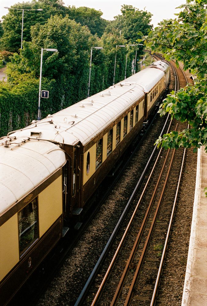 British Pullman 將迎來由殿堂級導演 Baz Luhrmann 與奧斯卡得獎設計師 Catherine Martin 攜手打造的全新私人宴會與活動車廂。