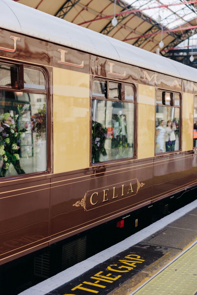 Celia 的旅程不僅止於車廂之內。作為整體體驗的一環，客人還能盡情享受一系列與各段 British Pullman 行程相扣、量身打造的獨家離車行程。