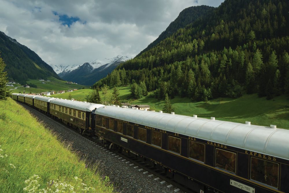 被譽為歐洲鐵路先驅標誌的 Venice Simplon-Orient-Express, A Belmond Train, Europe，將歐洲最浪漫的城市與 Belmond 標誌性的奢華酒店緊密串連。