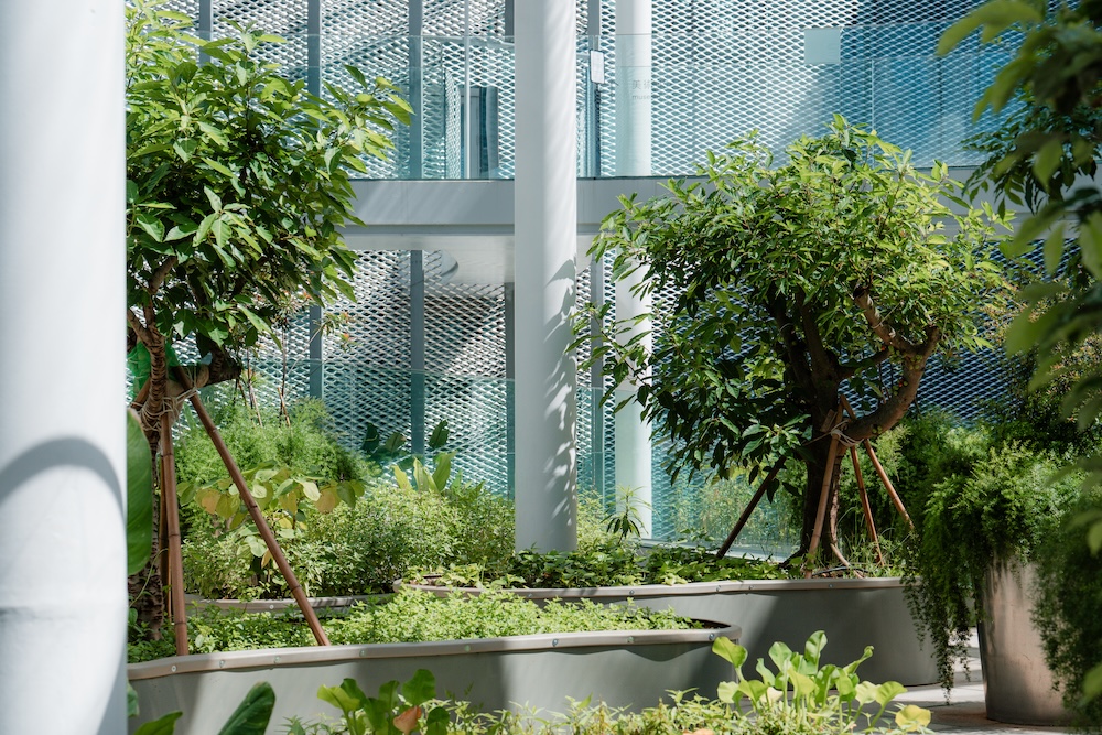 綠美圖「越南移民花園－無界花園］以植栽土丘構成錯落的「浮島」。