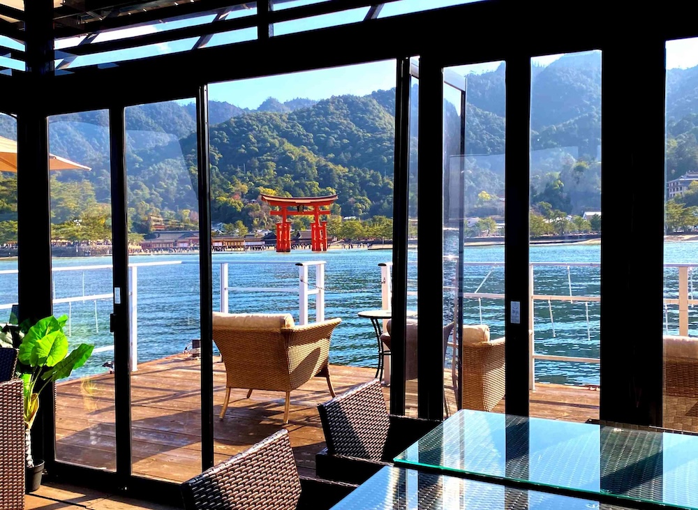 7.坐在「HANAIKADA」極貼近海面的專屬甲板上，以與海平行的獨特視角，獨享嚴島神社的莊嚴絕景。