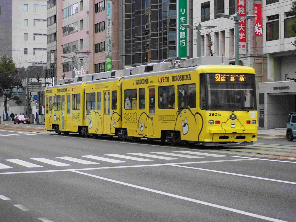 1.「HIROKUMA主題彩繪路面電車」醒目的檸檬黃車身，象徵吃太多檸檬而變黃的角色背景。