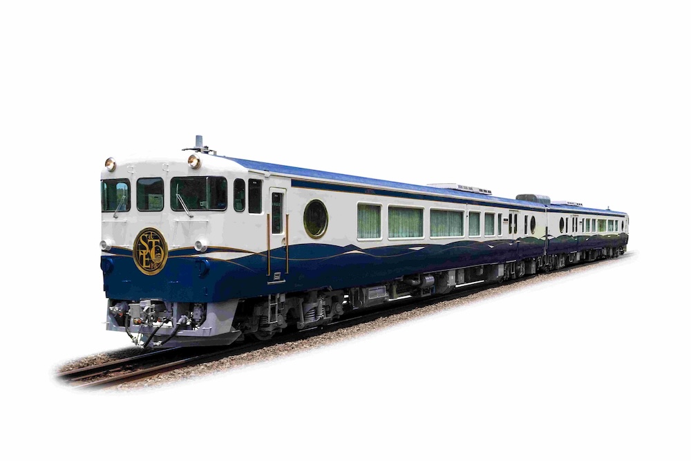 3.「etSETOra」染上瀨戶內藍與純白波浪的優雅車身，宛如一座沿著海岸線平穩前行的移動觀景台。