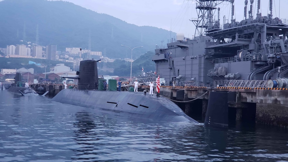 11.在「吳灣艦船巡遊」中，可近距離欣賞黑色潛艦，用五感見證那份照片無法傳遞的磅礴魄力。