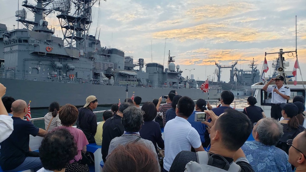 海風中交織著潮水氣息與造船廠傳來的金屬敲擊聲，漆黑龐大的實體潛水艇與現役護衛艦近在咫尺、一字排開，展現平面照片難以傳達的磅礴視覺壓迫感。由於每日停靠港灣的艦艇編制皆不盡相同，每次啟航都是獨一無二的相遇；靠岸後順遊鄰近的大和博物館與海上自衛隊吳史料館，更能以立體的海陸視角，深刻讀懂這座軍港綿延至今的生命力。