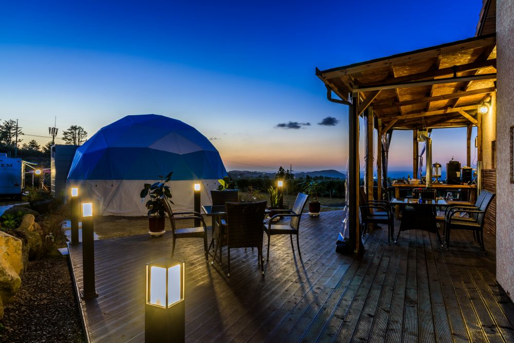 3-1.韓國濟州「Jeju Starlight Glamping」園區主打免裝備入住，獨特的圓頂帳篷以浪漫的藍白色調打造，散發濃濃的希臘愛琴海風情。（圖片由 Booking.com 提供）