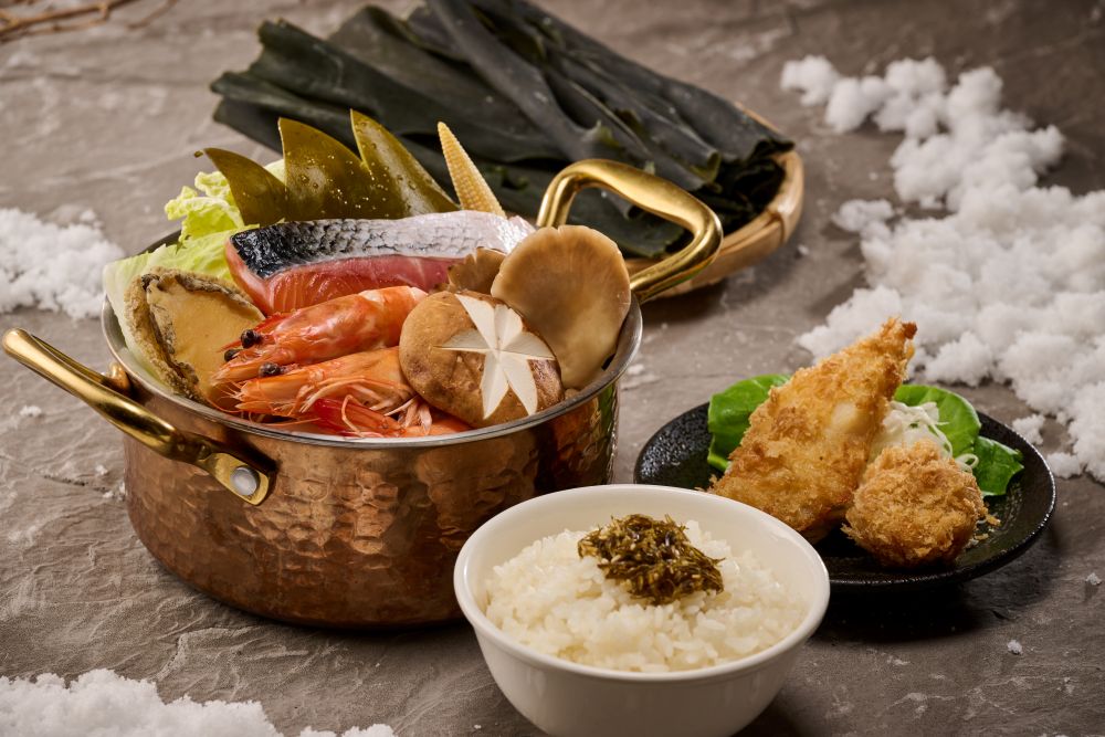 厚實完整的真昆布葉片，入口細緻溫潤、鮮味綿長；加入鮭魚、鮑魚、藍鑽蝦等海鮮一同煮製，更襯托海鮮本身的自然鮮甜。(圖片提供樂雅樂餐廳)