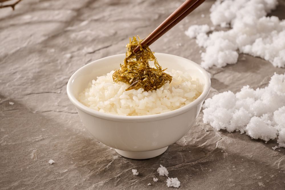 套餐佐以溫熱米飯搭配產自函館的佃煮切絲真昆布，增添鮮香與口感。(圖片提供樂雅樂餐廳)
