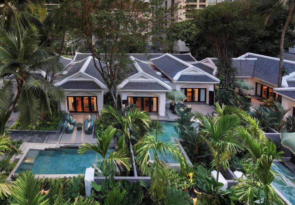 走進寬敞舒適的「安納塔拉花園泳池套房」（Anantara Garden Pool Suites），室內外流暢串聯的起居空間，完美展現都會奢華度假的嶄新高度。