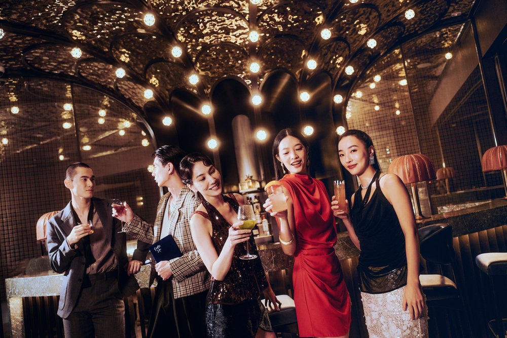 Simple Sips 以低調光影營造當代爵士酒吧氛圍，演繹經典調酒與臺灣風味交會的微醺時光