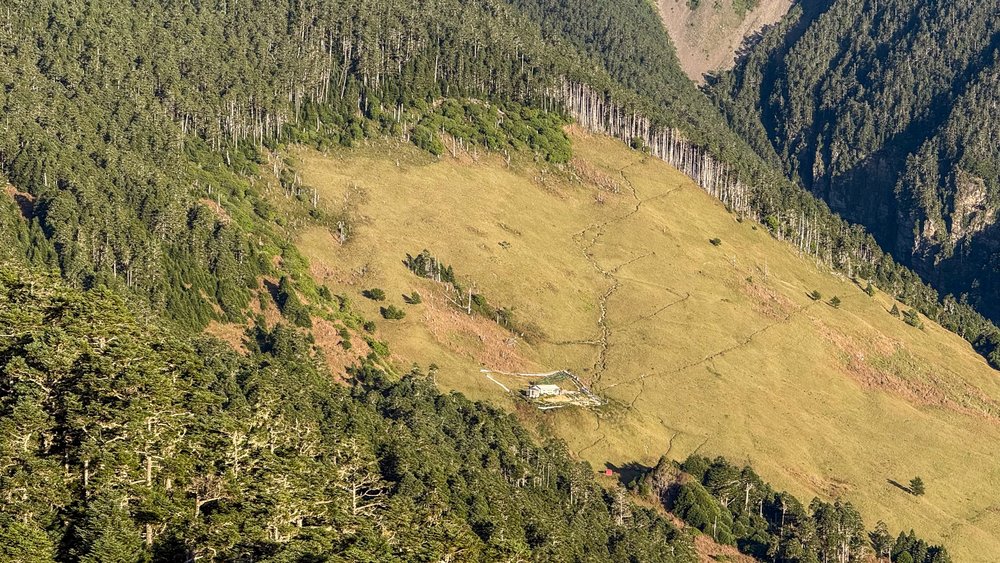 從雪山東峰能望見遠處的三六九山莊
