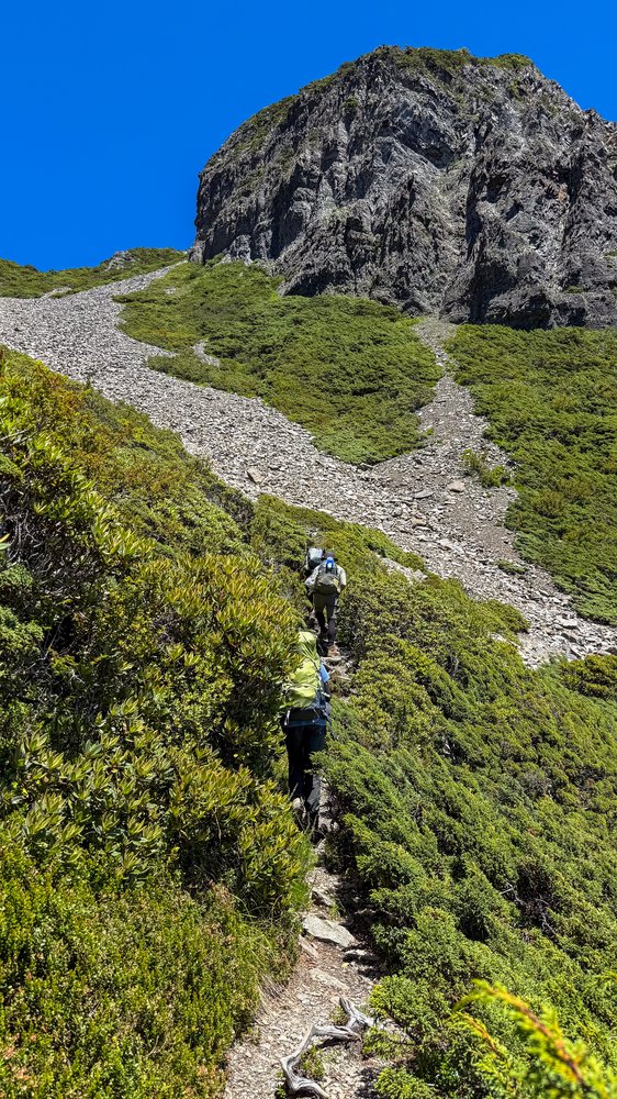 碎石坡循著山勢陡直向上，幾乎望不到盡頭